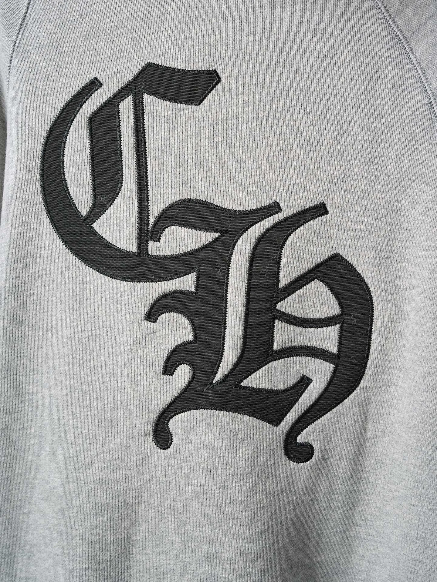 P480 Actual auction] Chrome Hearts/Ch cross logo patch embroidered hooded sweatshirt [Ready stock] S M L XL custom-made heavyweight fortress interwoven air cotton, full of texture, thick and solid, based on high-end ash tone, with a coexistence of vicissitudes and elegance. With the Chrome heart cross patch embroidery decoration on the chest, it becomes the ultimate interpretation of dark Gothic style. CH Gothic font is the finishing touch on the back panel. Let the totem become your spiritual thorn. The logo iron plate sways slightly with the swing of the body, adding a sense of movement and vitality. It is unobtrusive but has an indescribable aura. It interprets the perfect blend of retro and luxury. It adopts imported machine patch embroidery technology and uses advanced computer control systems and precise mechanical components to realize the Chrome Hearts logo patch embroidery operation. It presents an embroidery effect with both clarity and three-dimensionality. The fabrics have been washed and have a better hand feel and are not easily deformed. Not easy to shrink, not easy to fade, maintain long-term beauty, loose fit